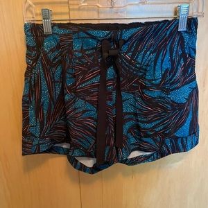 Lululemon Spring Breakaway Palm Leaf Shorts size 6